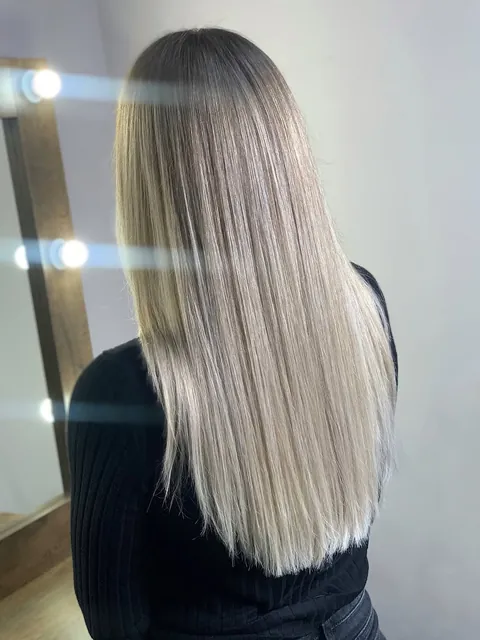 Airtouch pelenų blondas su natūraliomis šaknimis — plaukų salonas Šv. Stepono g., Vilnius